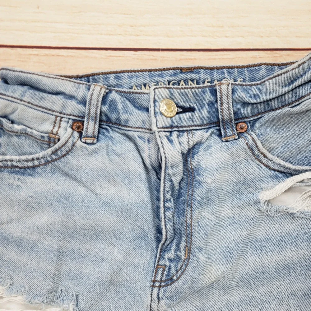 American Eagle Mom Short Women 0 Light Wash Distressed High Waisted Denim Shorts